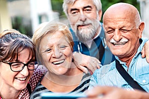 Contento amici in giro vecchio strade graffio divertirsi comune telefono 