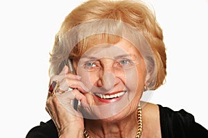 Šťastný dáma hovorenie na telefón 