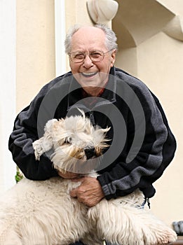 Contento uomo un il suo il cane 