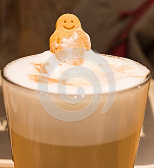 Šťastný koláček úsmev vznikajúci v káva 