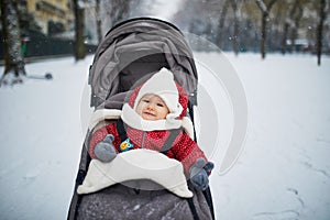 Glücklich ein Kind tramp schwer der schnee 