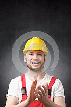 Portrét konštrukcie pracovník tlieskanie jeho ruky 
