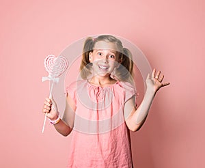 Feliz en rosa ropa posesión el gran corazón conformado 