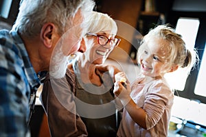Contento nonni divertirsi periodo sul 