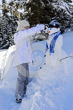 Contento adolescente pupazzo di neve sul nevoso vincere 