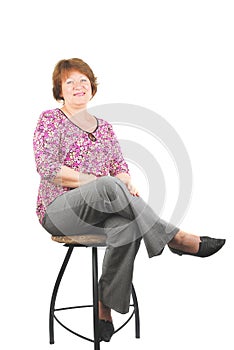 Feliz mujer sonriente sobre el sillas 