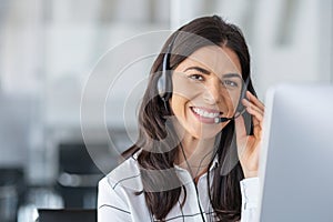 Šťastný usmívající se žena pracovní v volání 