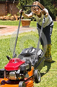 Feliz verano tareas del hogar el cortar césped 