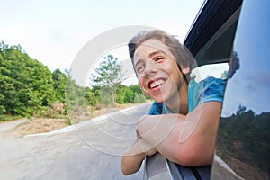 Glécklech teenager jong Leent Eraus Vun auto 