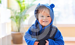 Contento un bambino ragazzo chiuso su inverno i vestiti 