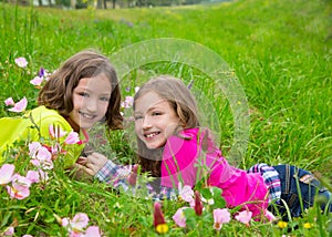 Šťastný dvojče sestra dívky na jaro květiny louka 