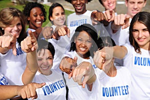 Ritratto di un felice e diversificato gruppo di volontari che punta verso la videocamera.