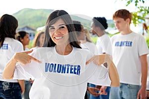 Feliz voluntario una mujer a grupo 