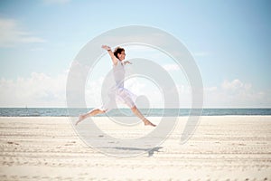 Contento una donna sul Spiaggia 