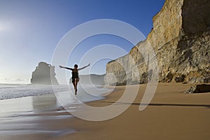 Contento una donna sul Spiaggia 