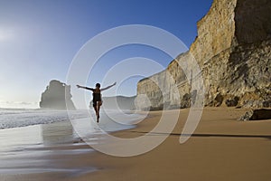 Feliz una mujer sobre el Playa 