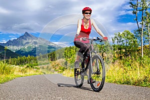 Šťastná žena na bicykli užite si krásnu prírodu