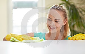Contento una donna pulizia tavolo sul la cucina 