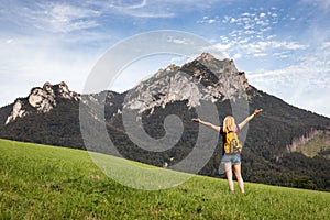 Šťastná žena sa teší turistike v horách