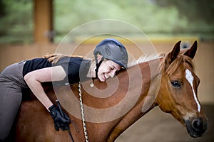 Feliz una mujer sobre su un caballo 