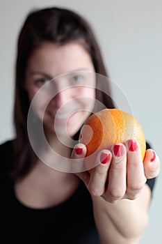 Feliz una mujer posesión naranja 