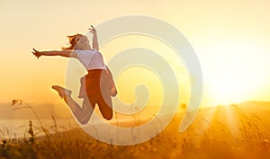 Contento una donna salto, sul tramonto natura 