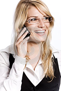 Šťastný žena usměvavý jako ona chatování na její mobilní 