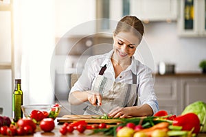 Contento una donna preparazione verdura insalata la cucina 