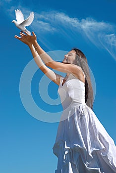 Contento una donna pubblicazione piccione il cielo 