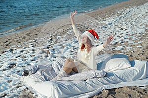 Feliz una mujer en un sombrero celebra 2021 sobre el Playa con nieve 