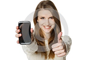 Šťastný žena zobrazené jej mobilný telefón a gestikulování palec hore 