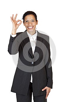 Šťastný žena ukazuje prsty kruh 
