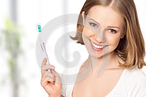 Šťastný žena kartáček na zuby 