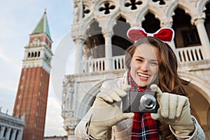 Contento una donna turista sul 