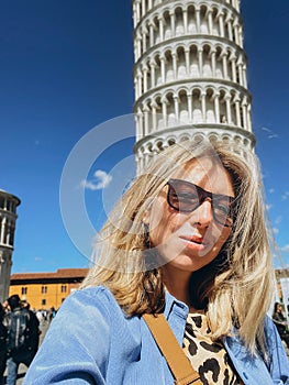 Happy woman travel in Italy, Leaning Tower of Pisa