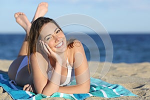 Contento una donna bianco perfetto sorriso sta riposando sul Spiaggia 