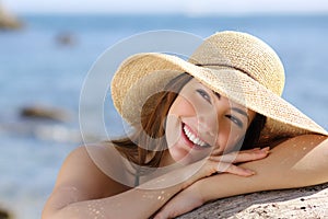 Happy woman with white smile looking sideways on vacations