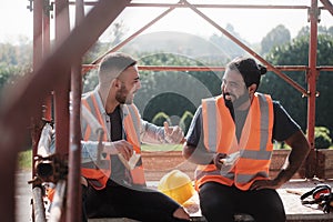 Feliz trabajadores en construcción paginas durante almuerzo romper 