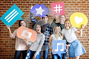 Šťastný mladí dospelí držanie myšlienka bublina sociálne médiá ikony 