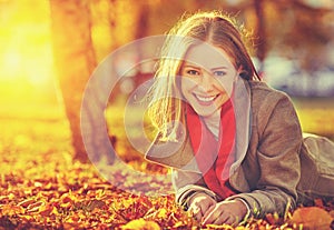 Feliz joven mujer hermosa en otono 