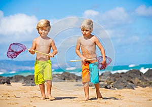 Šťastný mladý na pláž na dovolená 