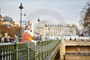 Šťastný mladý turista v paríž na 