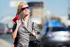 Feliz joven moda una mujer bolso en la ciudad calles 