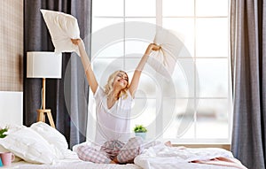 Contento giovane donna sorridente un saltando sul un letto mattina sul 