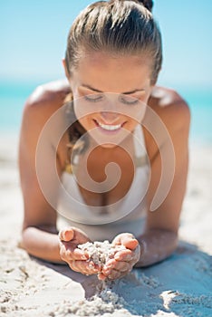 Šťastný mladá žena piesok na pláž 