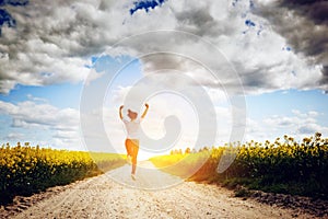 Feliz mujer joven correr a saltando alegría 