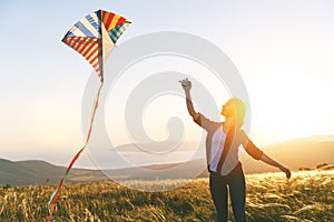 Šťastný mladá žena běh luňák na paseka na západ slunce v létě 