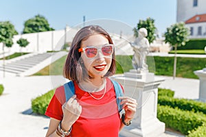 Mladá žena turistická chôdza a obdivujúci pohľad na typickú, ale nádhernú kvetinovú záhradu v barokovom štýle v Európe na slnečnom