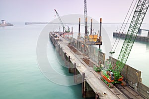 Puerto muelle bajo construcción 