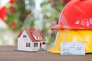 Hard hat on behalf of migrant workers, small house on behalf of hometown and a return train ticket.The Chinese characters on the t